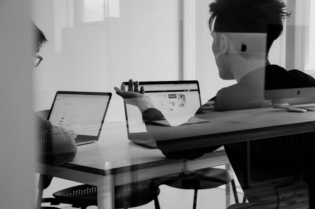 Dirigeant consultant sur son écran un flux de leads déjà triés par un agent IA — automatisation de la qualification au Maroc