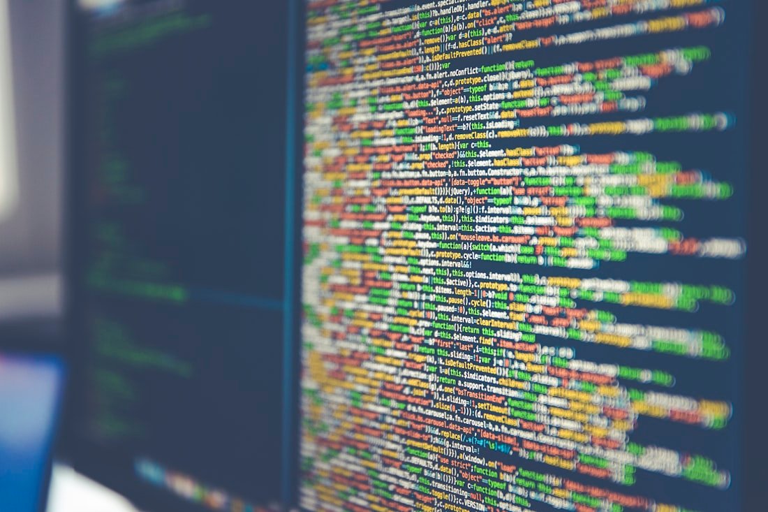 Écran affichant un flux d'automatisation reliant messagerie, agenda et tableur — automatisation sans code pour PME au Maroc