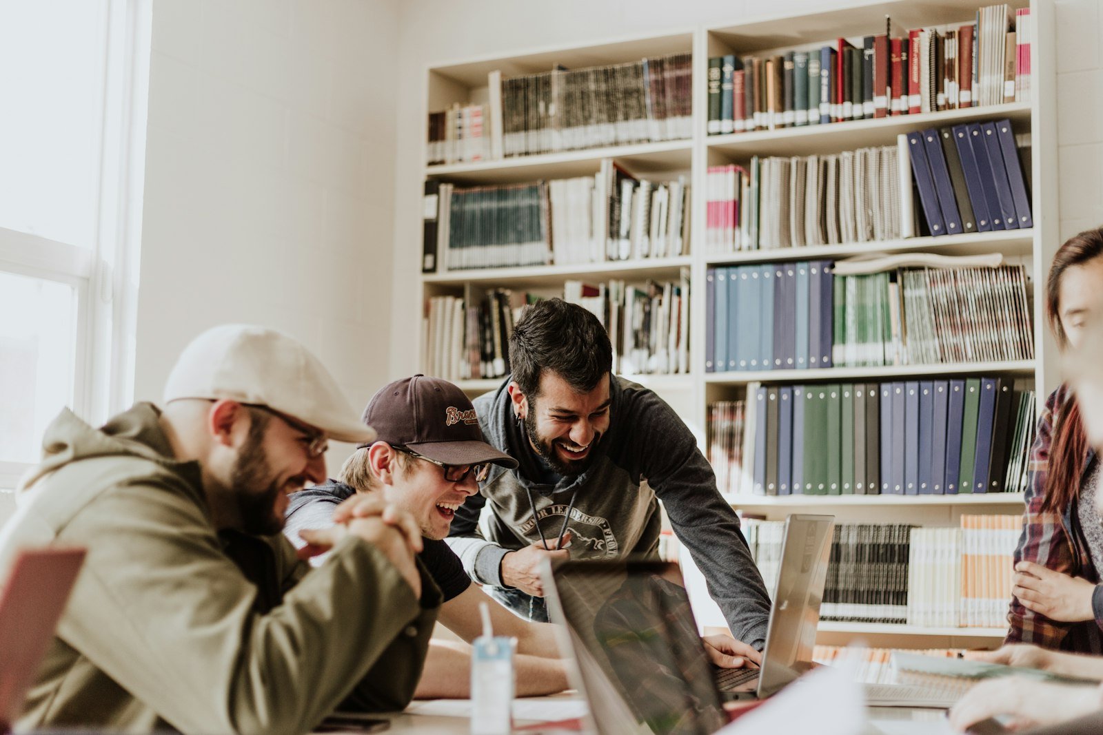 Étudiants réunis sur un campus au Maroc — marketing digital des écoles et centres de formation