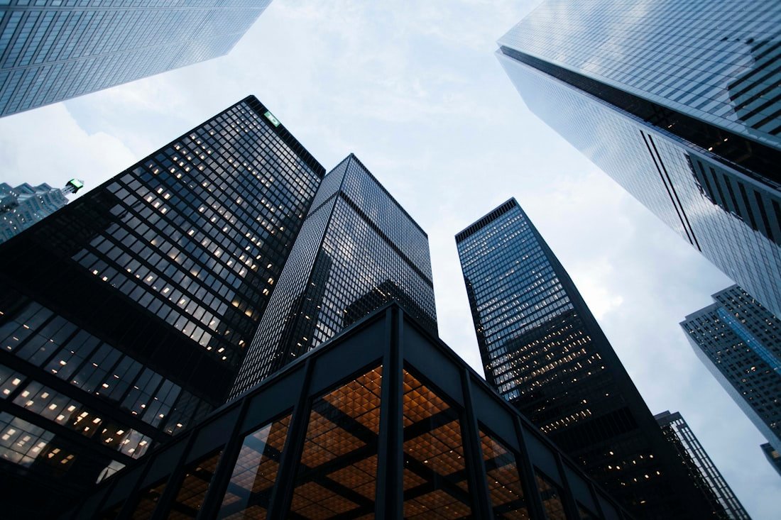 Quartier d'affaires moderne aux tours de verre — SEO local et pages par ville pour les entreprises au Maroc