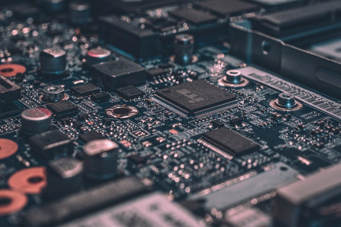 Circuit imprimé vu de près, symbole des couches techniques — le stack GEO couche par couche