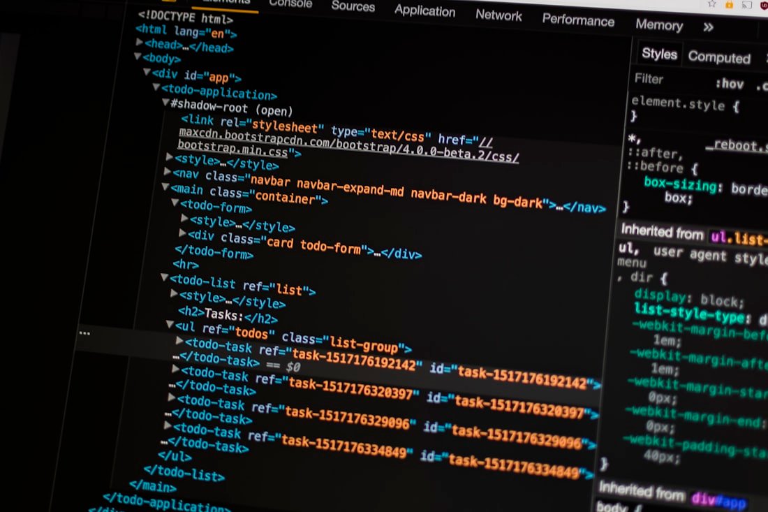 Poste de travail de création de site web — comparer WordPress avec Elementor et les plateformes no-code pour une PME au Maroc