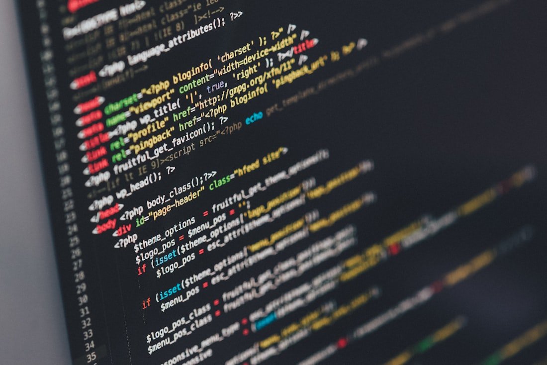 Code et structure d'un site web sur écran — le contrôle technique offert par WordPress pour le référencement et l'évolutivité