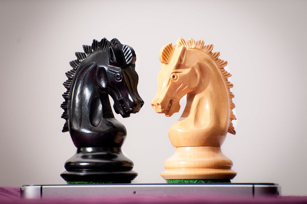 Pièce d'échecs cavalier, symbolisant stratégie et leadership