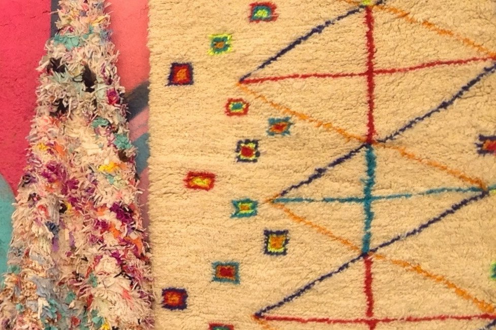 Artisanat marocain coloré exposé dans un souk de Marrakech