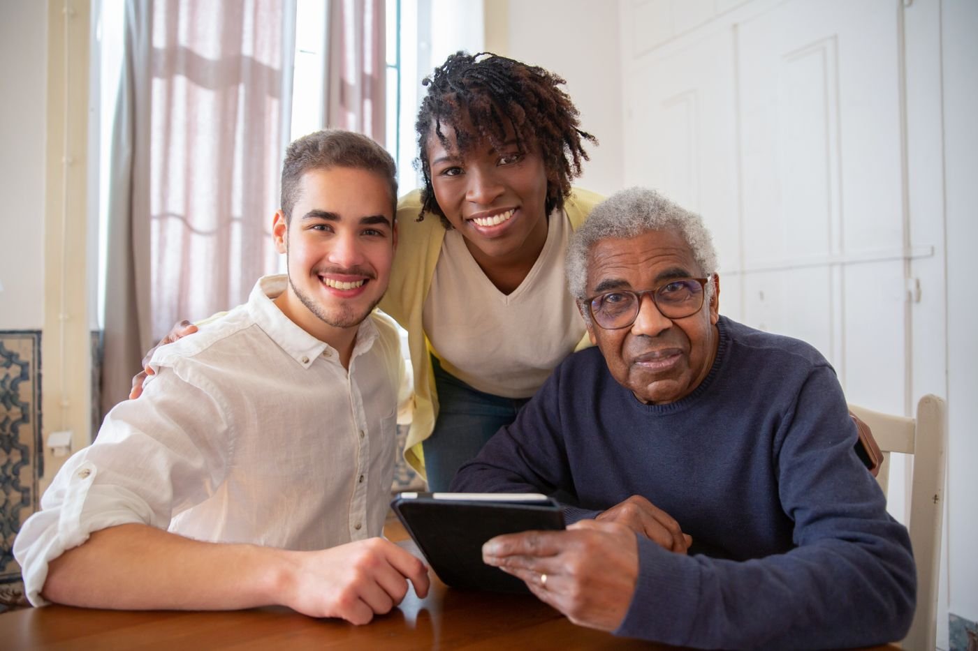 Aidant et famille accompagnant un aîné — Société Alzheimer, projet de transformation digitale signé H&Y Way