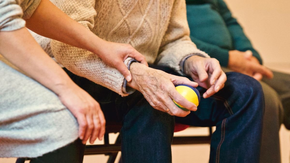Accompagnement bienveillant d'un aîné — souveraineté des données au service du soin