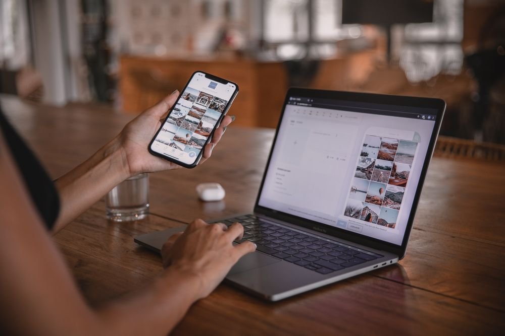 Client échangeant avec le conseiller WhatsApp IA de Wall Design depuis son mobile